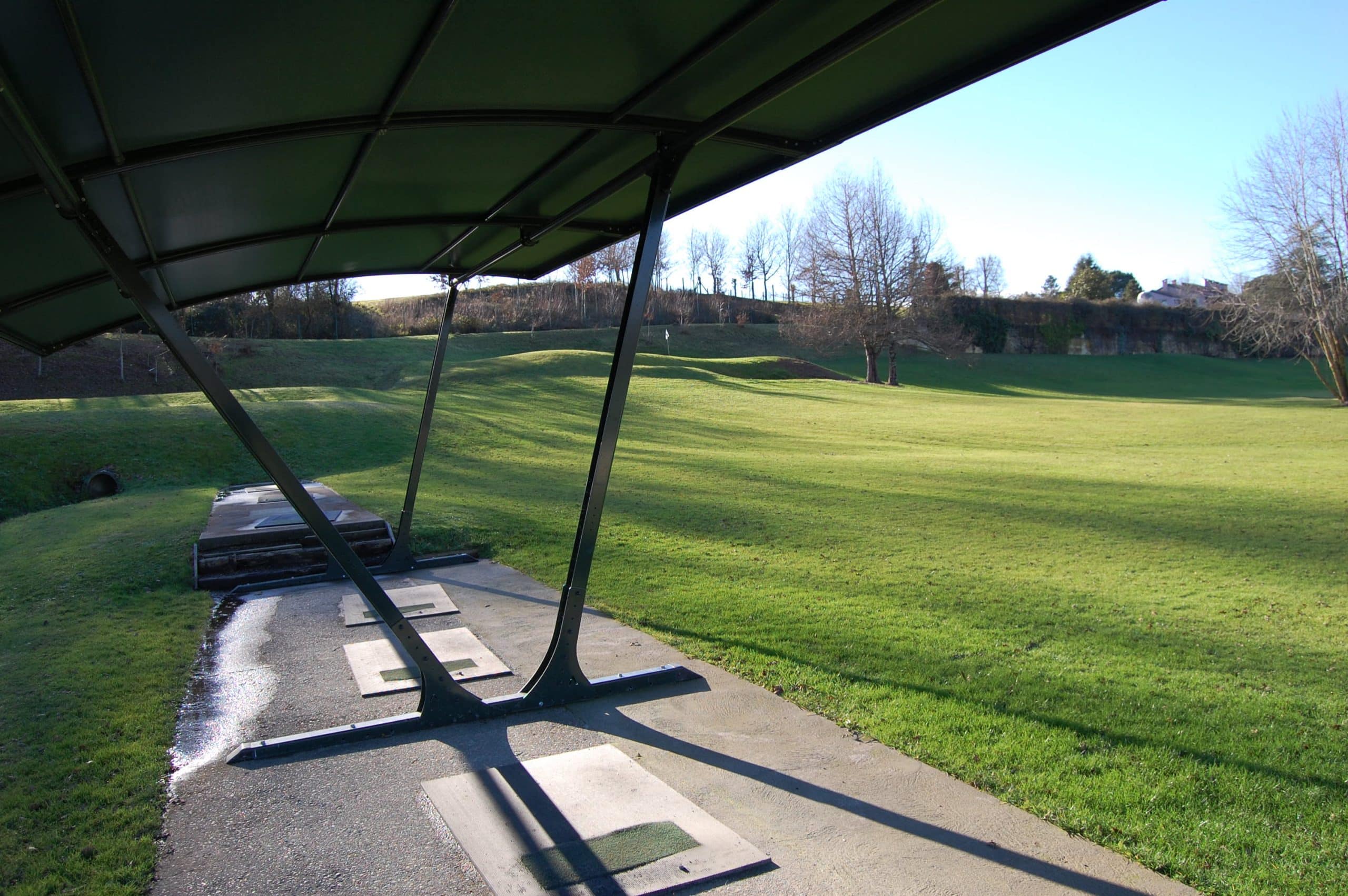 Practice couvert et terrain du Golf de la Cité Verte à Hagetmau.