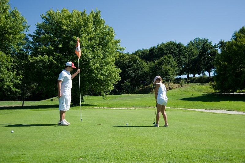 Deux personnes sur un green du Golf de la Cité Verte à Hagetmau.