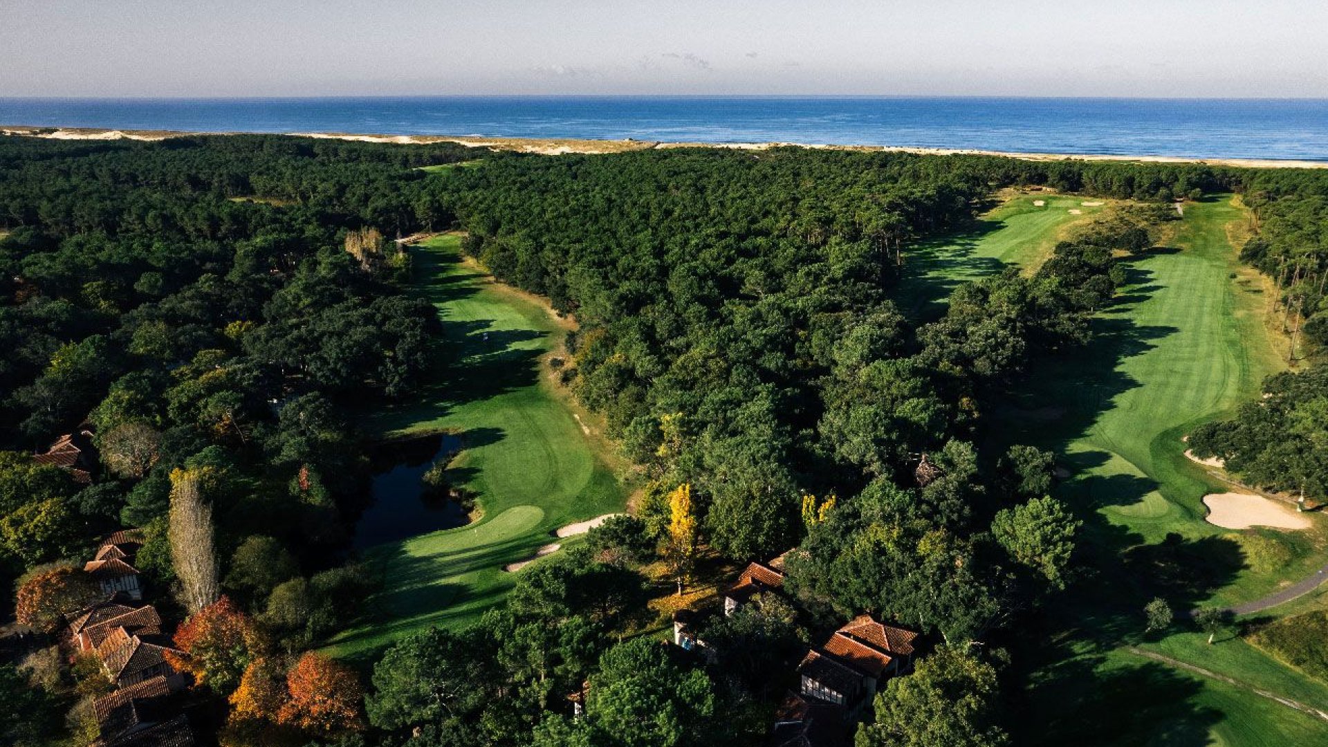 Vue aérienne du Golf de Moliets entre forêt et océan.