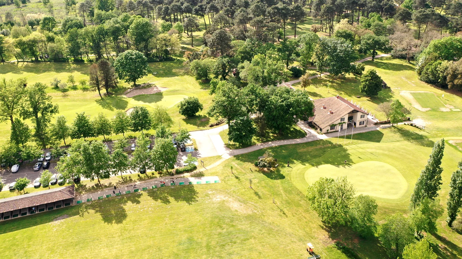 Vue aérienne du Golf de Mont-de-Marsan et de son club-house à Saint-Avit.