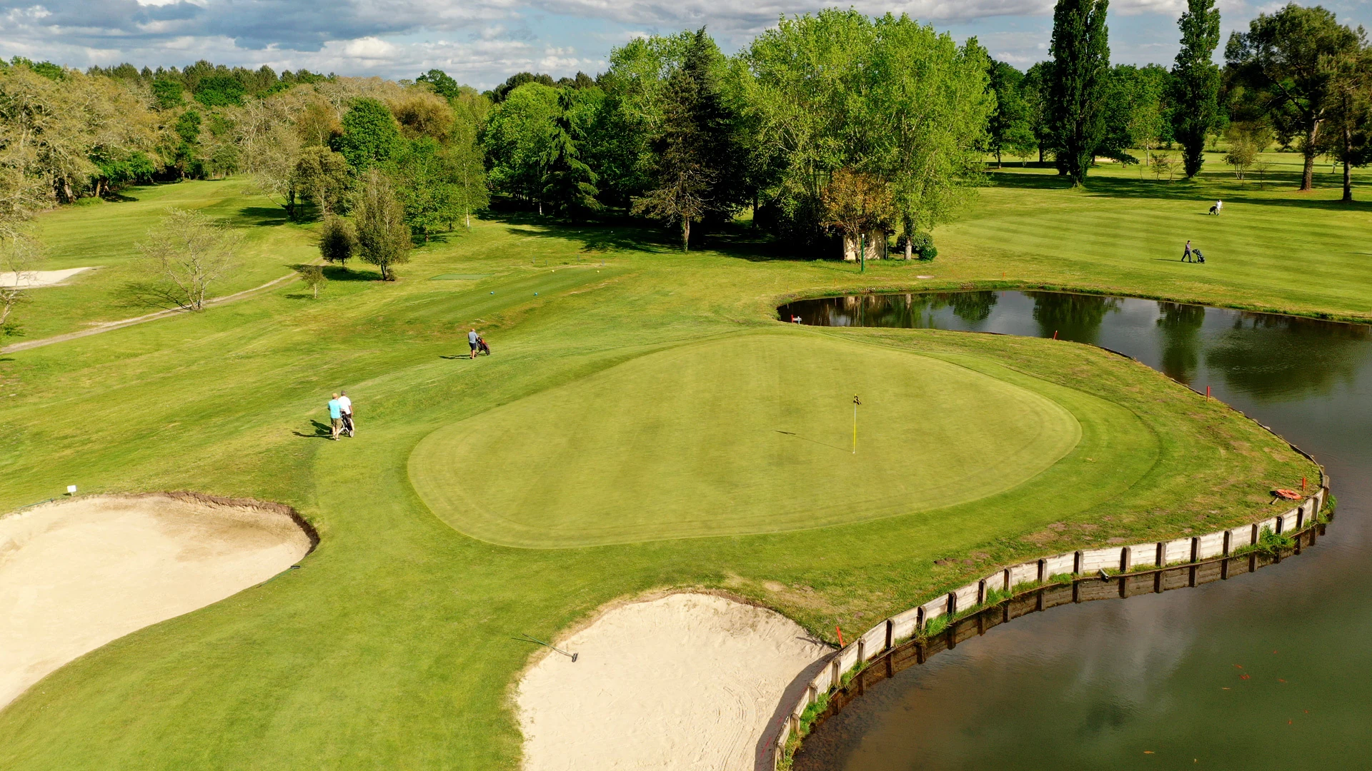 Green et bunkers bordés d’eau au Golf de Mont-de-Marsan, à Saint-Avit.