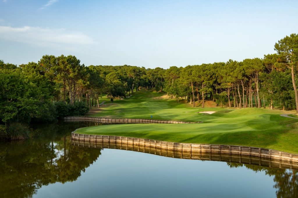 Green du trou 2 du Golf de Seignosse, au bord d’un plan d’eau.