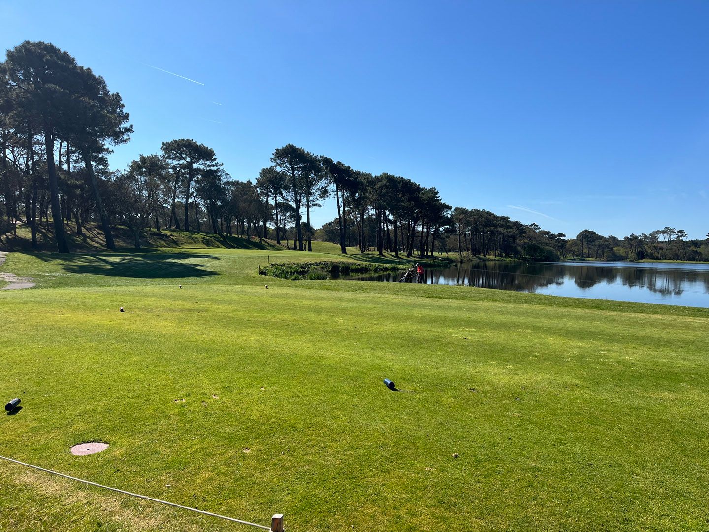 Trou 1 du Golf de Soustons-Pinsolle, au bord du lac.