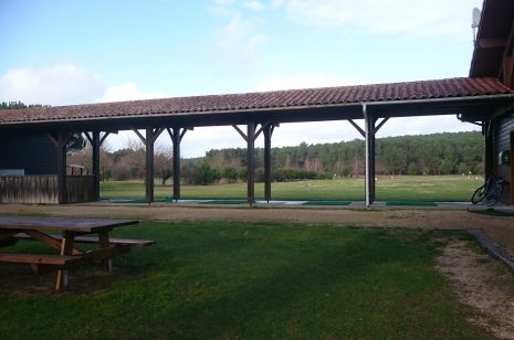 Postes couverts du practice du Golf de Mimizan.