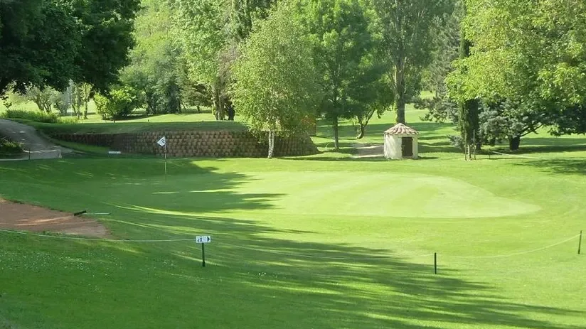 Green, bunker et abri en pierre sur le parcours