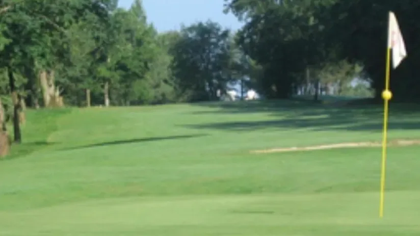 Fairway et drapeau jaune au Golf d'Eauze Grand Armagnac