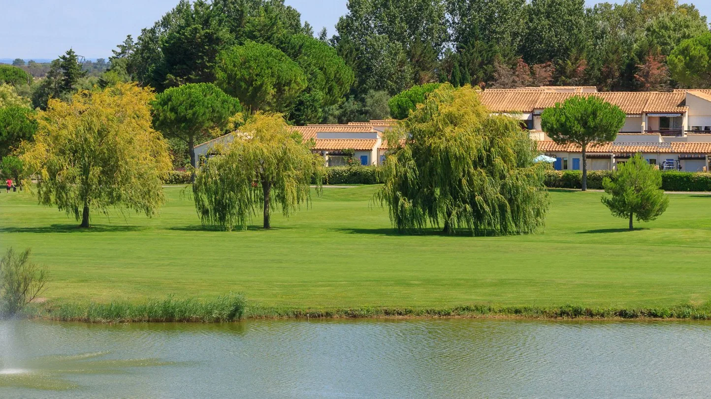 Plan d'eau et club-house sur le parcours
