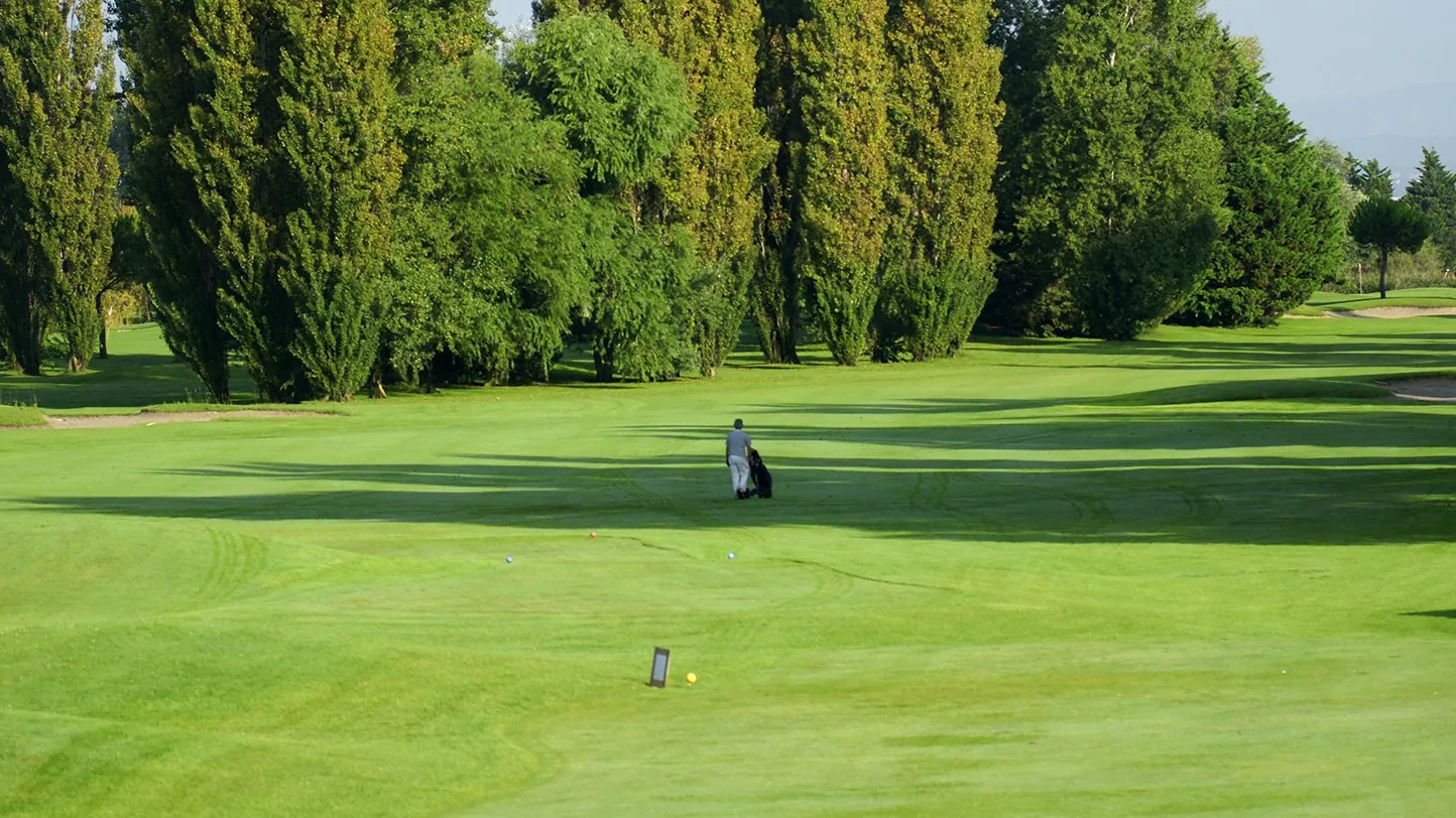 Fairway bordé de cyprès au Golf de la Grande Motte