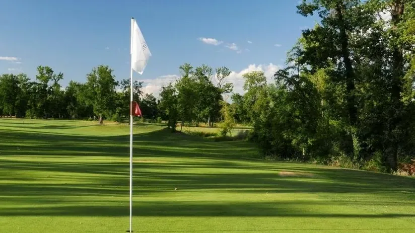 Drapeau sur un fairway du Golf de Montauban L'Estang