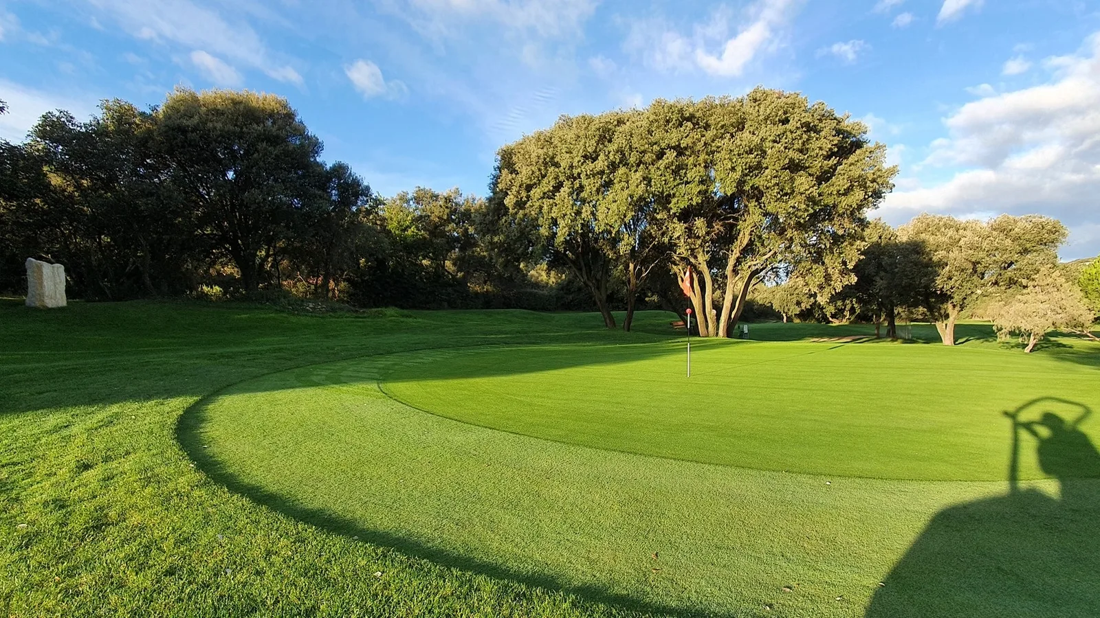 Green et ombres des arbres sur le parcours