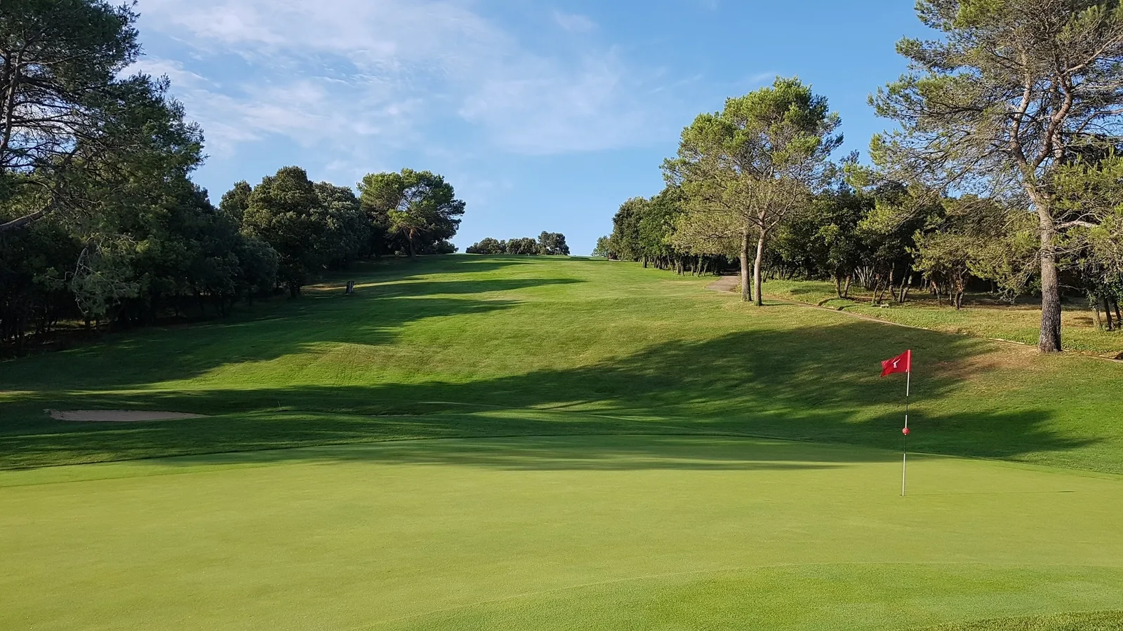 Fairway et drapeau rouge sur le parcours de Nîmes Vacquerolles