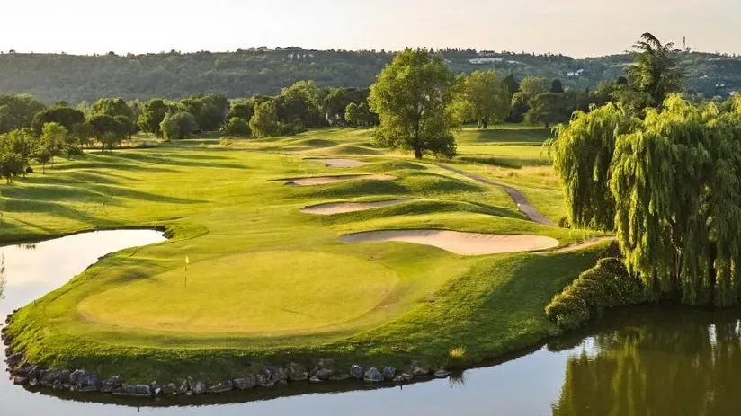 Green entouré d'eau et de bunkers