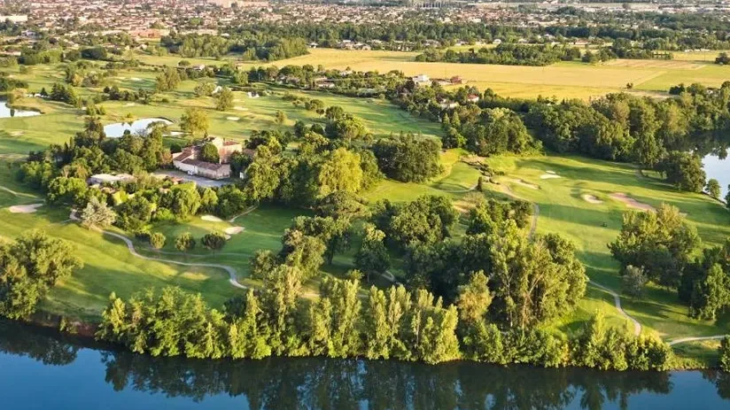 Vue aérienne du parcours et de son lac