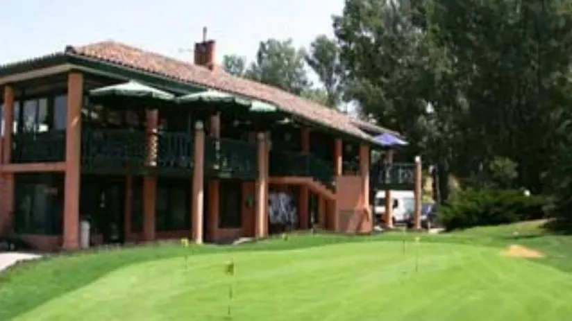Club-house en briques et putting green