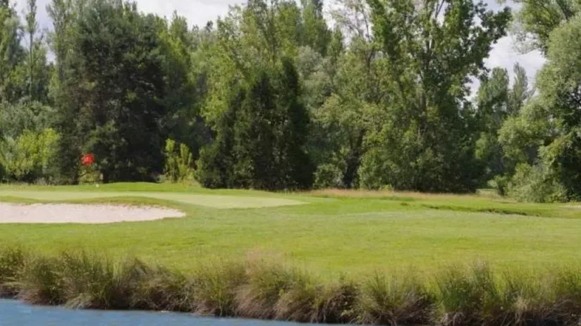 Green et bunker en bordure d'eau à UGOLF Fiac
