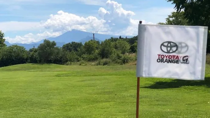Green et drapeau sponsorisé au Golf du Ventoux-Orange, relief en arrière-plan