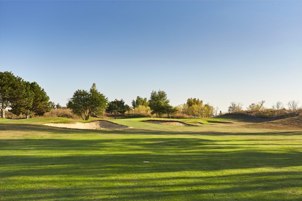 Fairway arboré éclairé par le soleil au Golf de Chassieu.