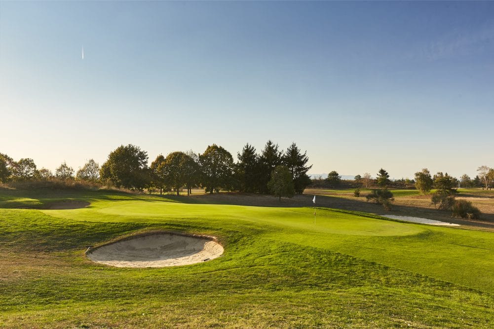 Vue du parcours et de son bunker au Golf de Chassieu.