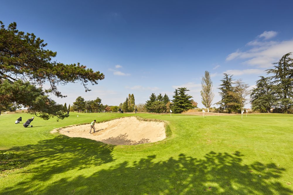 Green et bunker au Golf Bluegreen Grand Lyon Chassieu.