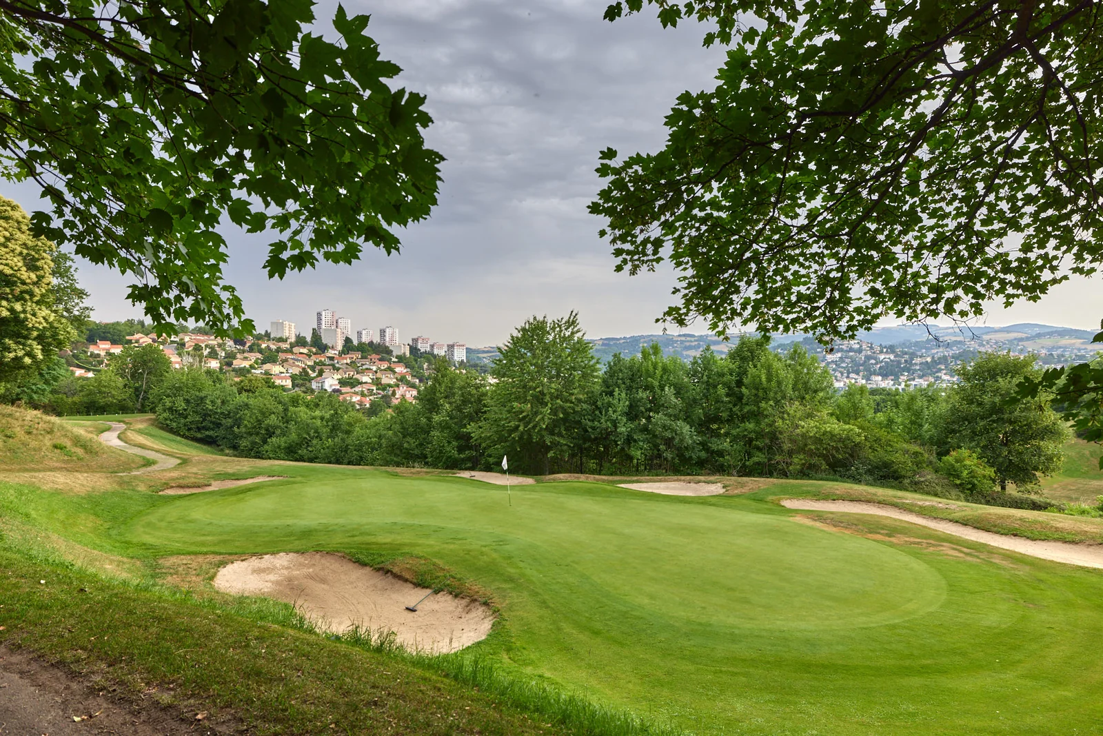 Green et bunker du Golf Bluegreen Saint-Étienne.