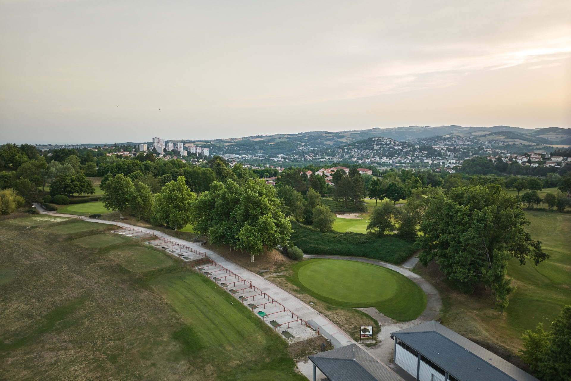 Vue aérienne des greens et fairways au Golf Bluegreen Saint-Étienne.