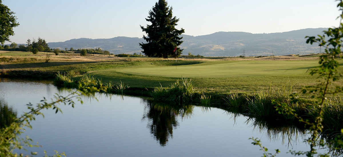 Pièce d’eau et green au Golf du Domaine de Champlong.