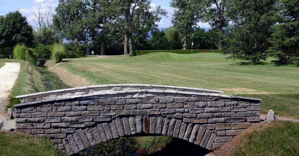Passerelle et green du Golf Club du Forez.