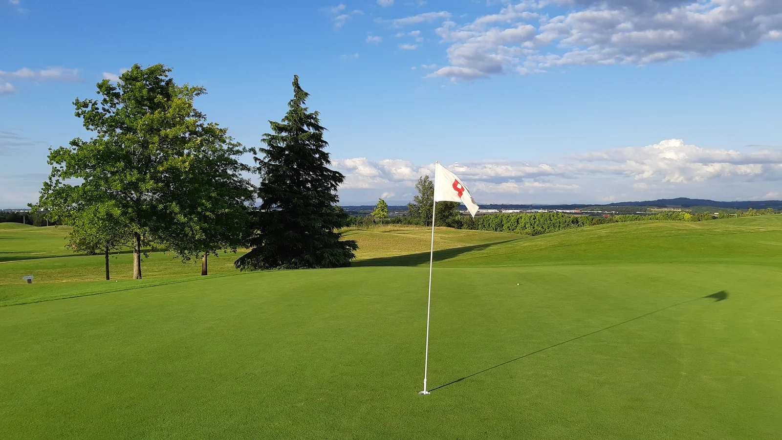 Drapeau sur un green du Golf de Lyon Verger.