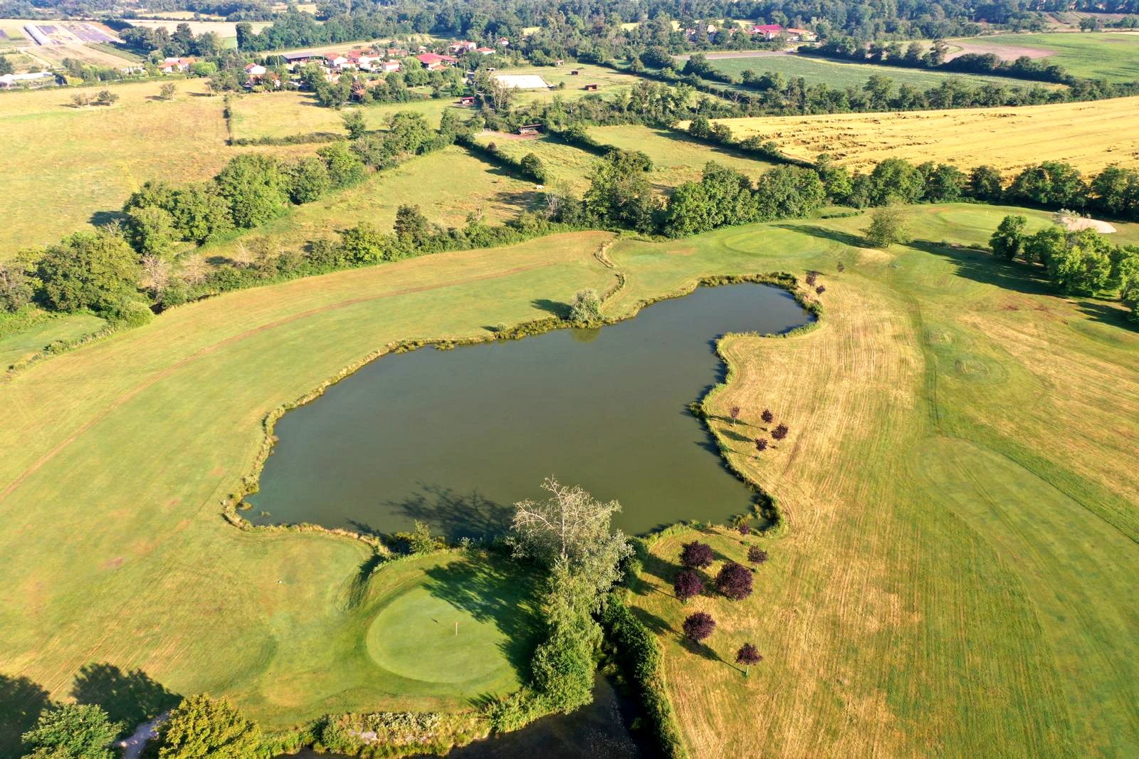 Green au bord d’un étang du Golf des Étangs à Savigneux.