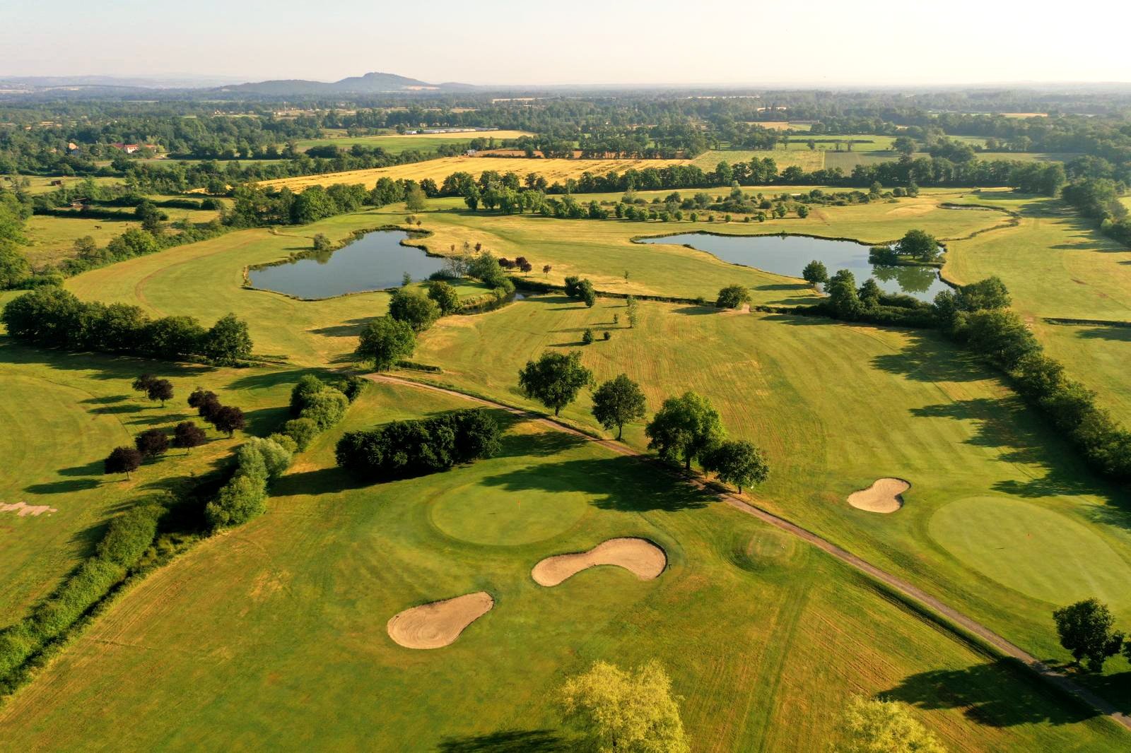 Vue aérienne du Golf des Étangs à Savigneux et de ses plans d’eau.