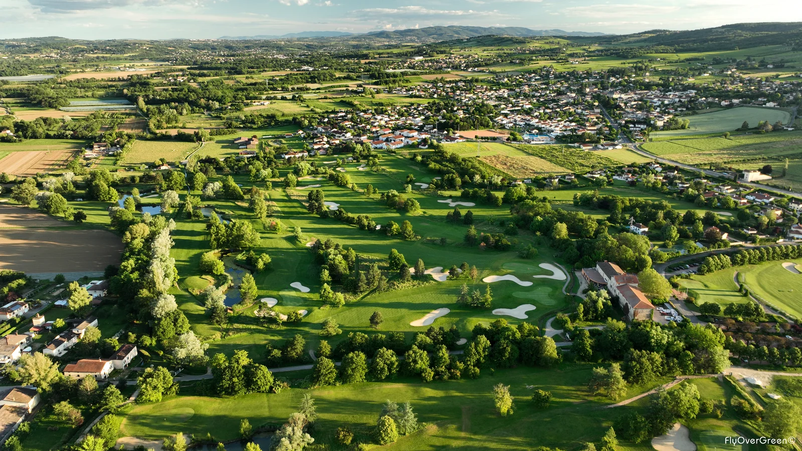 Vue aérienne d’ensemble du Golf du Beaujolais.