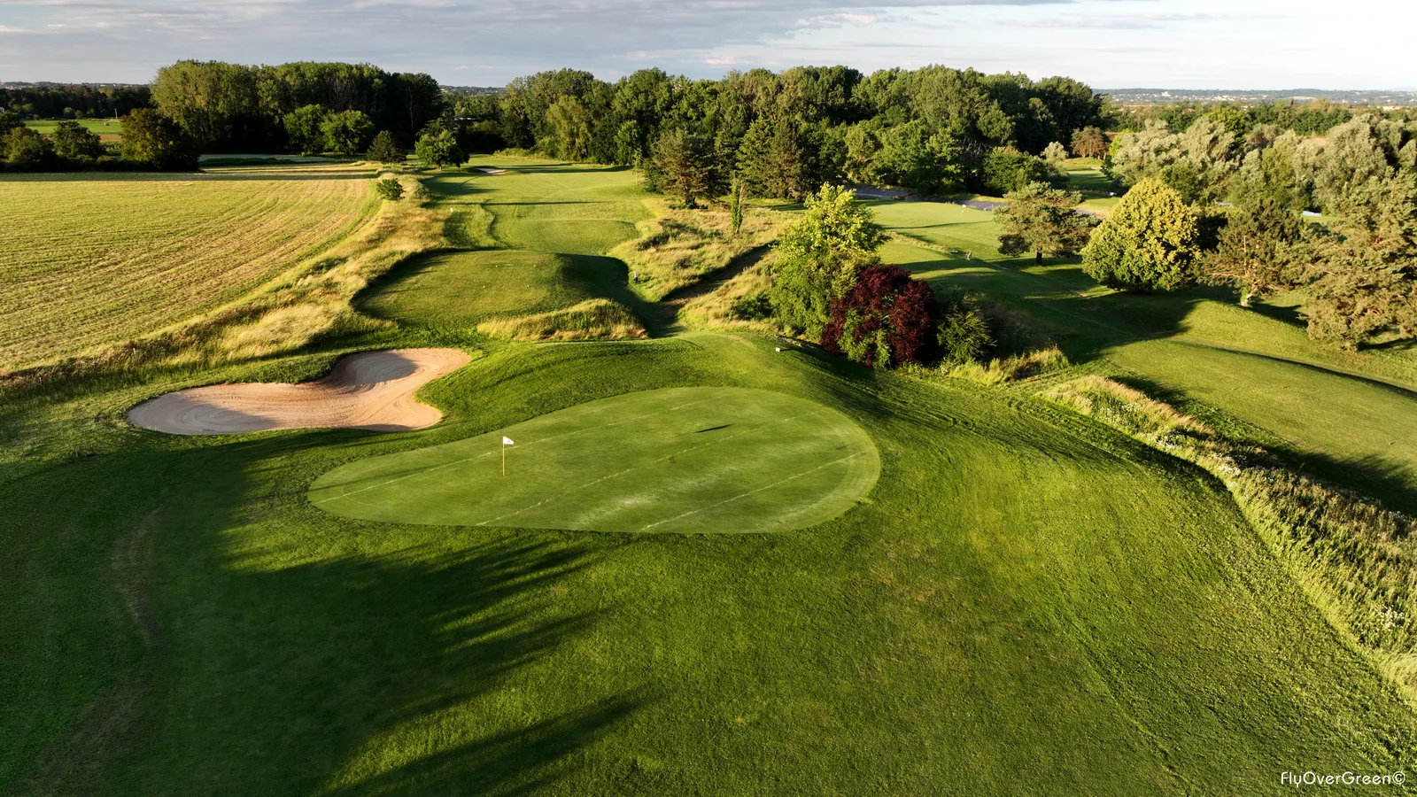 Vue aérienne d’un green et de ses bunkers au Golf du Beaujolais.