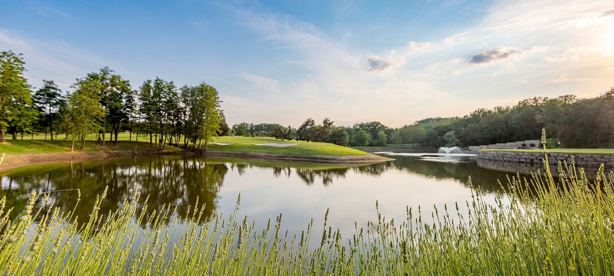 Pièce d’eau, green et bunker au Lyon Salvagny Golf Club.