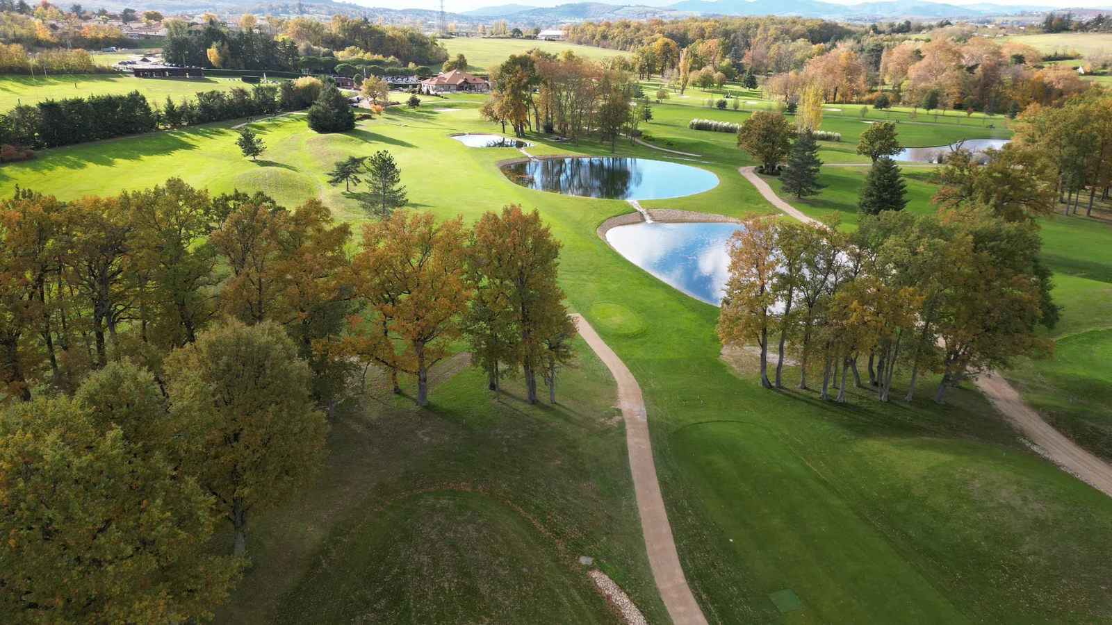 Vue aérienne du parcours et des étangs au Lyon Salvagny Golf Club.