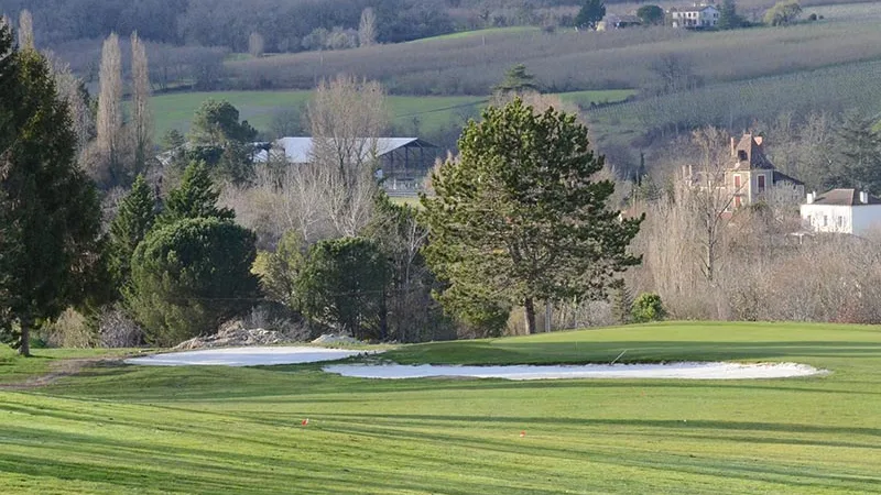 Fairway et bunker d’Albret Golf Experience.