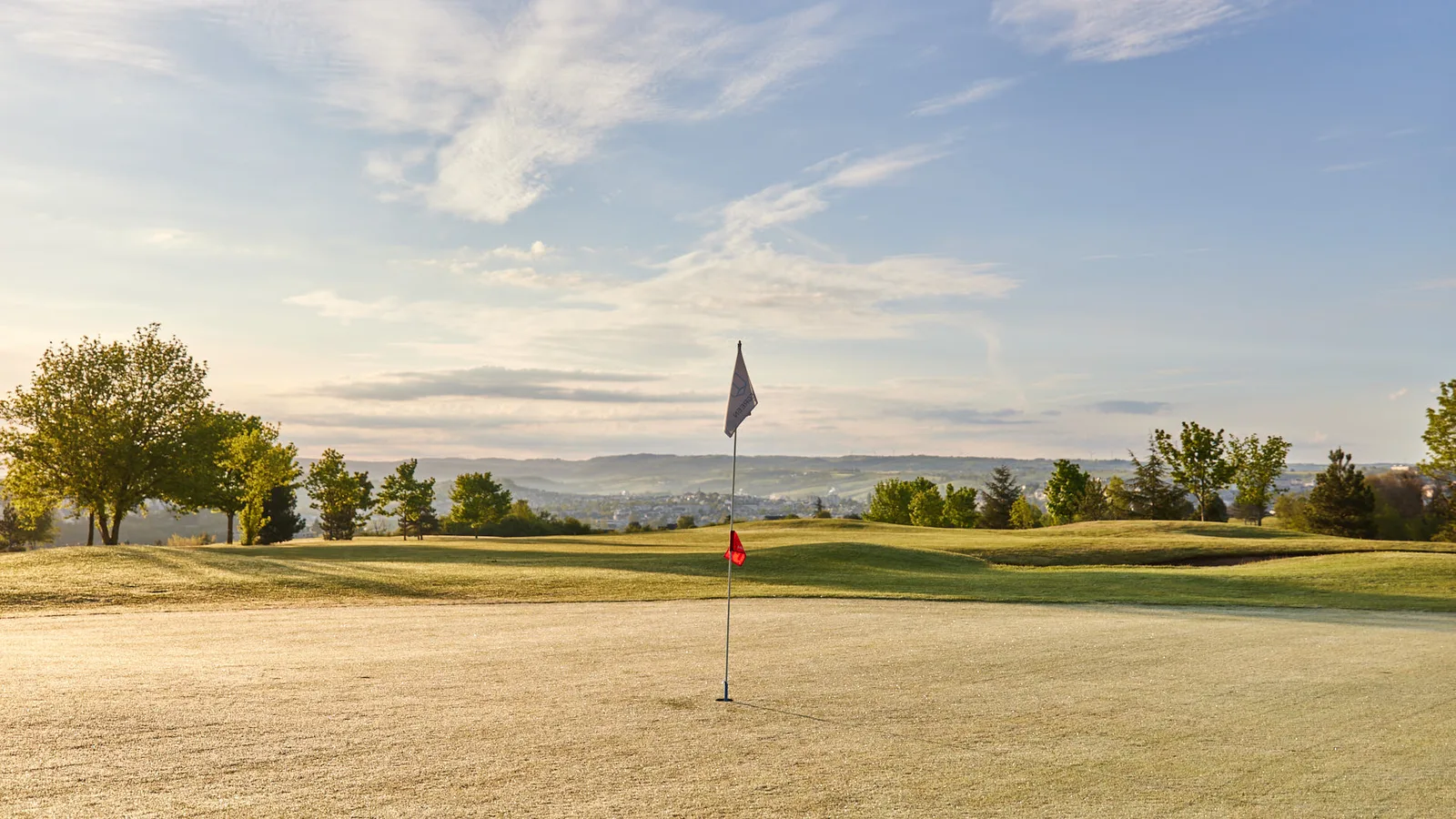 Green et drapeau au golf de Rodez.