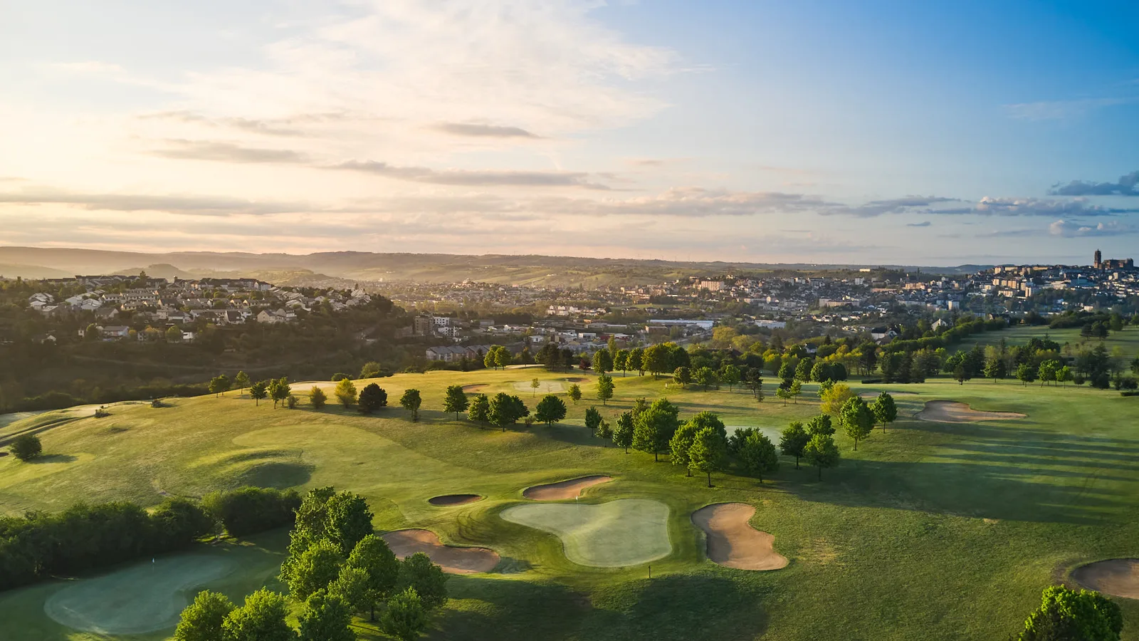 Vue aérienne des fairways du golf de Rodez.