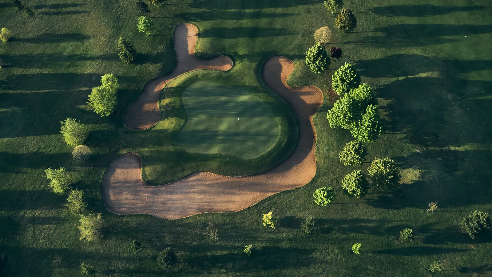 Vue aérienne d’un green et de ses bunkers au golf de Rodez.