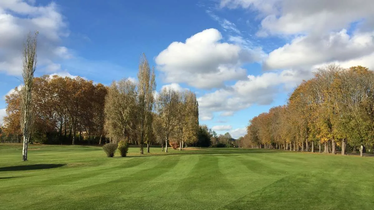Fairway bordé d’arbres au Golf Club de Périgueux.
