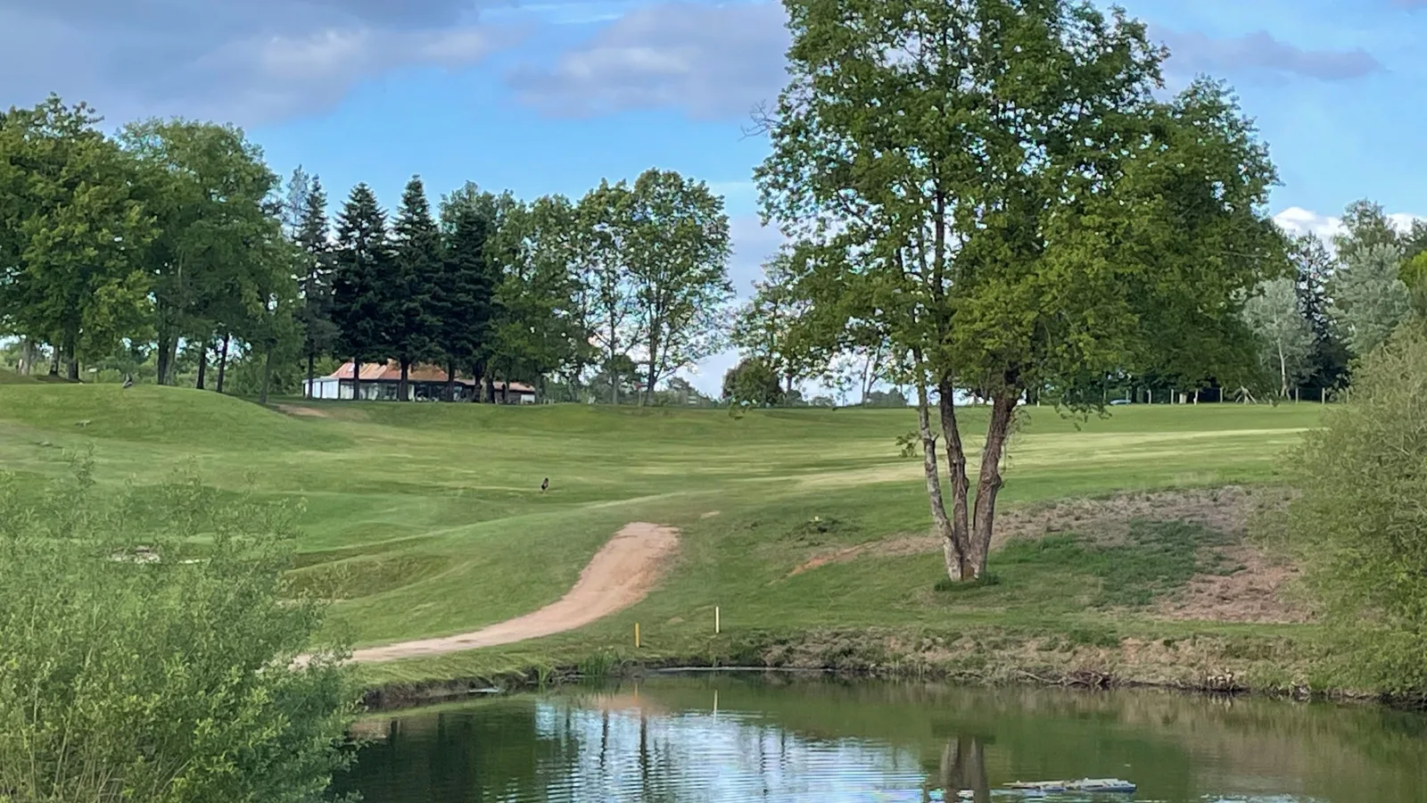 Pelouses et pièce d’eau du golf de la Marterie, vers l’accueil.