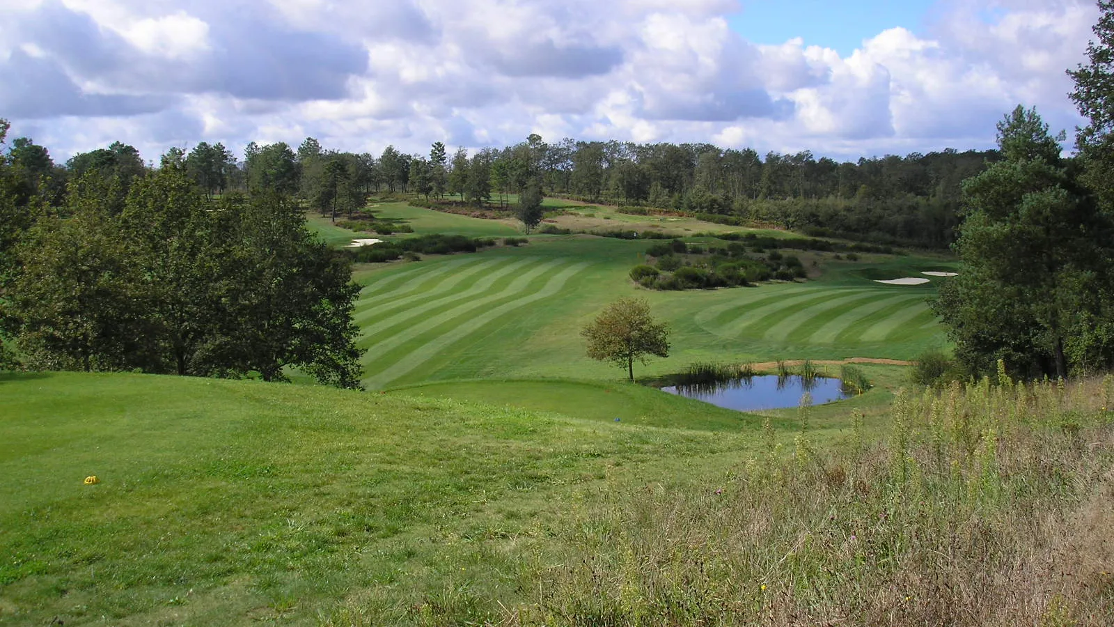 Fairways, bunkers et pièce d’eau du parcours de la Marterie.