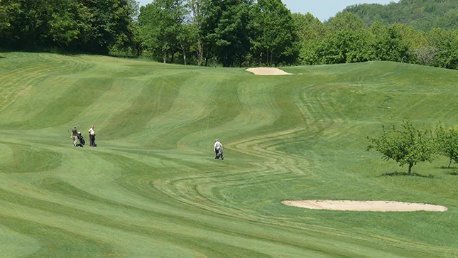 Fairway vallonné, bunkers et golfeurs au loin à Villeneuve-sur-Lot.