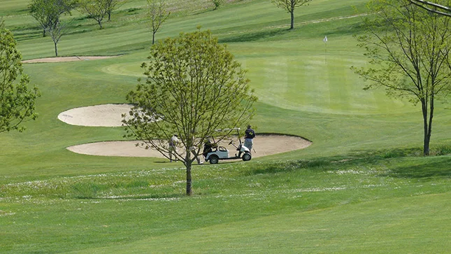 Green et bunkers dans le relief du parcours de Villeneuve-sur-Lot.