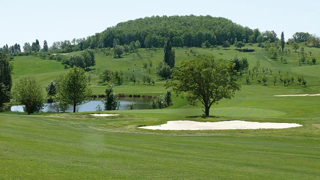 Green, bunker et pièce d’eau du parcours de Villeneuve-sur-Lot.