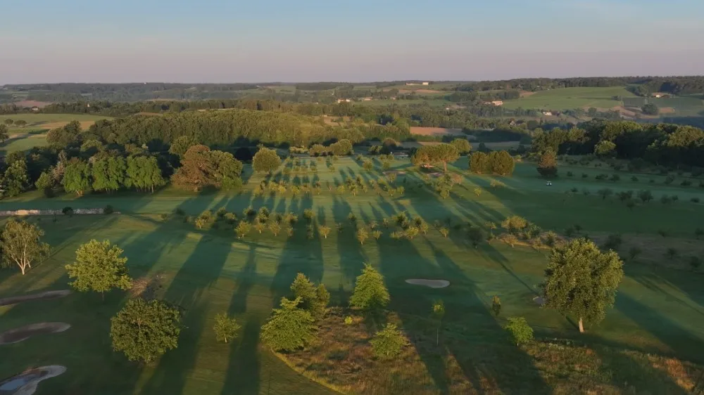 Vue aérienne des fairways arborés des Vigiers.