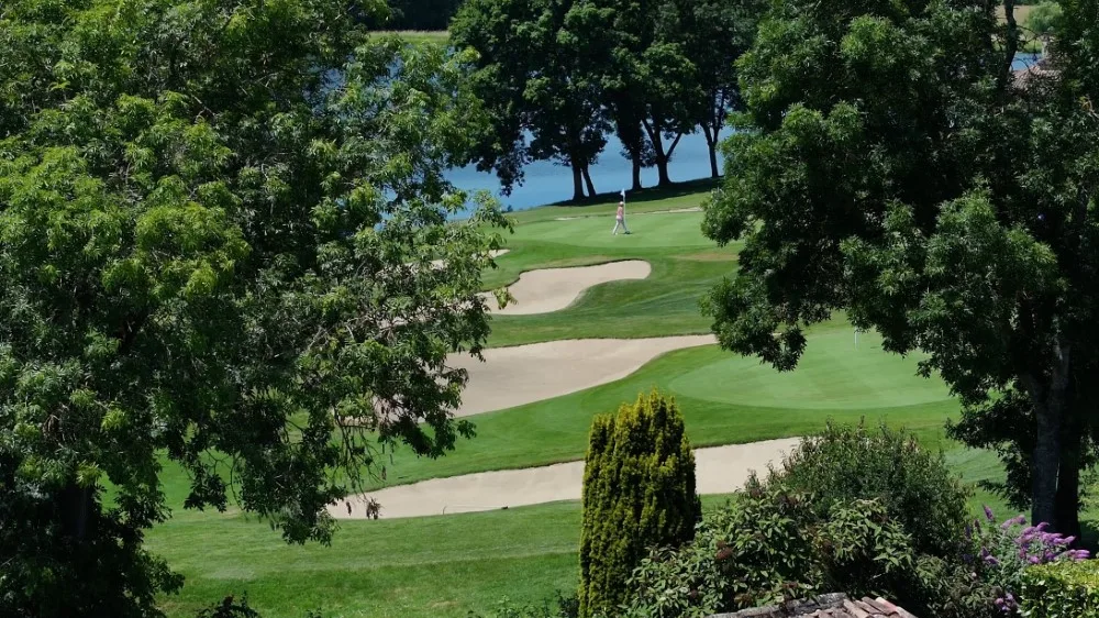 Green et bunkers des Vigiers entre les arbres.