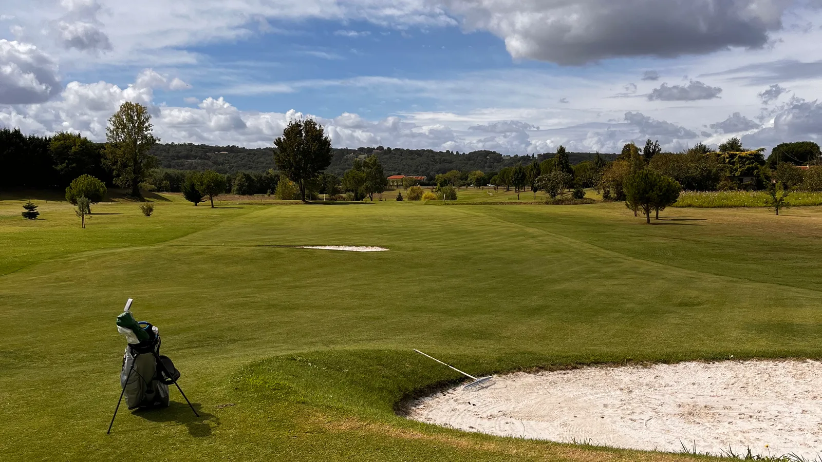 Fairway et bunker au golf du Château d’Allot.