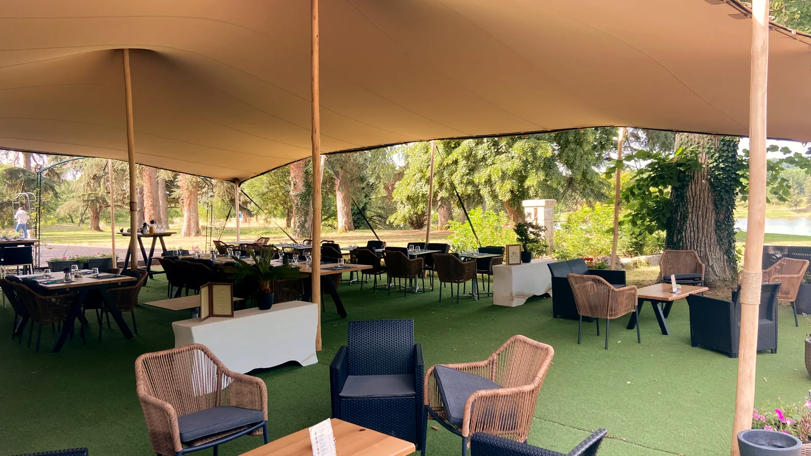Terrasse abritée du restaurant au golf du Château d’Allot — vue de contexte, pas du parcours.
