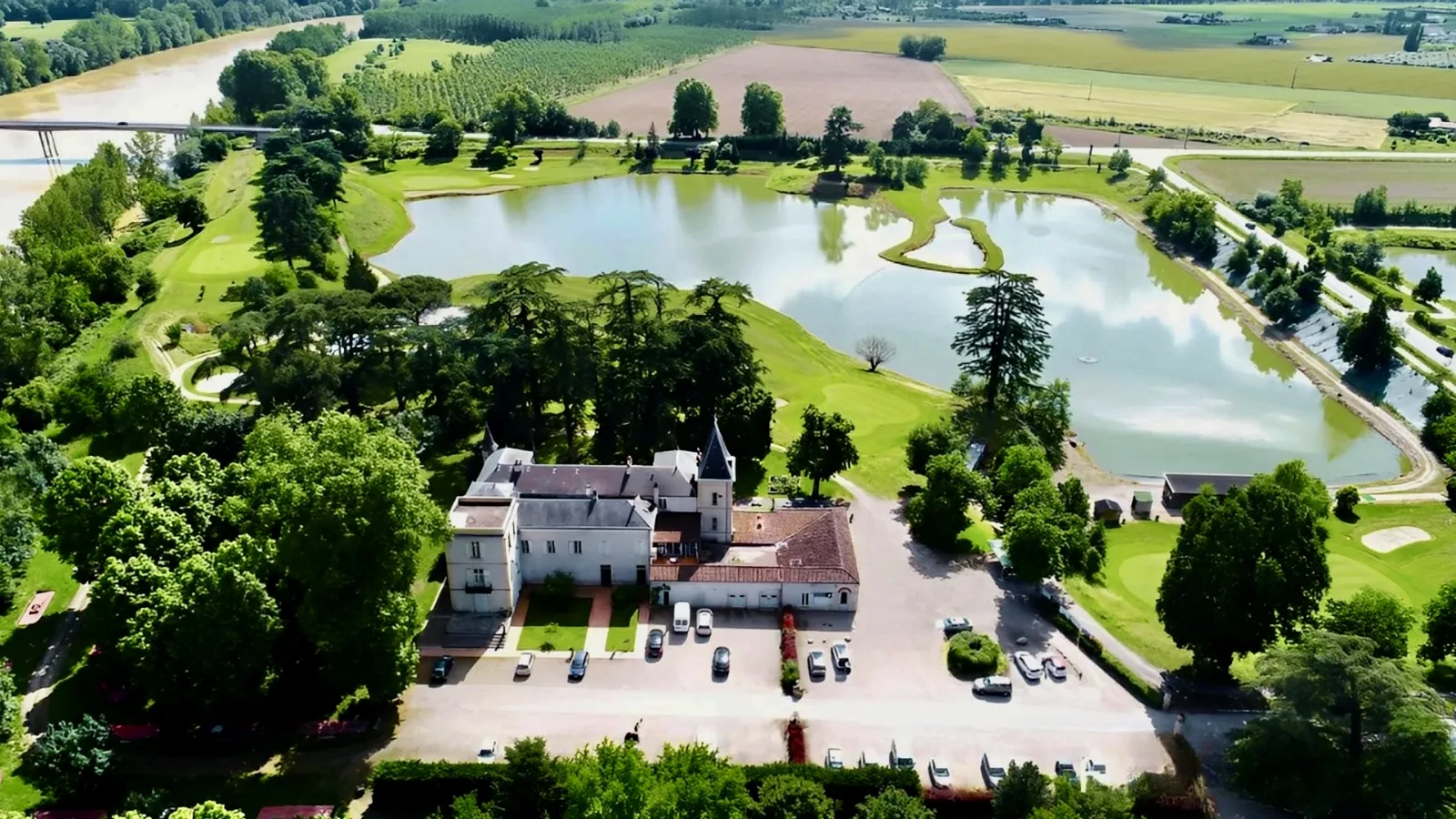 Vue aérienne du château, des pièces d’eau et du parcours d’Allot.