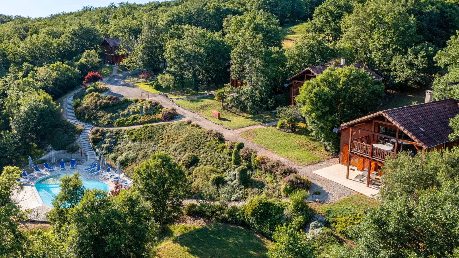 Hébergements et piscine du hameau La Vallée, au Souillac Golf & Country Club — vue de contexte, pas du parcours.